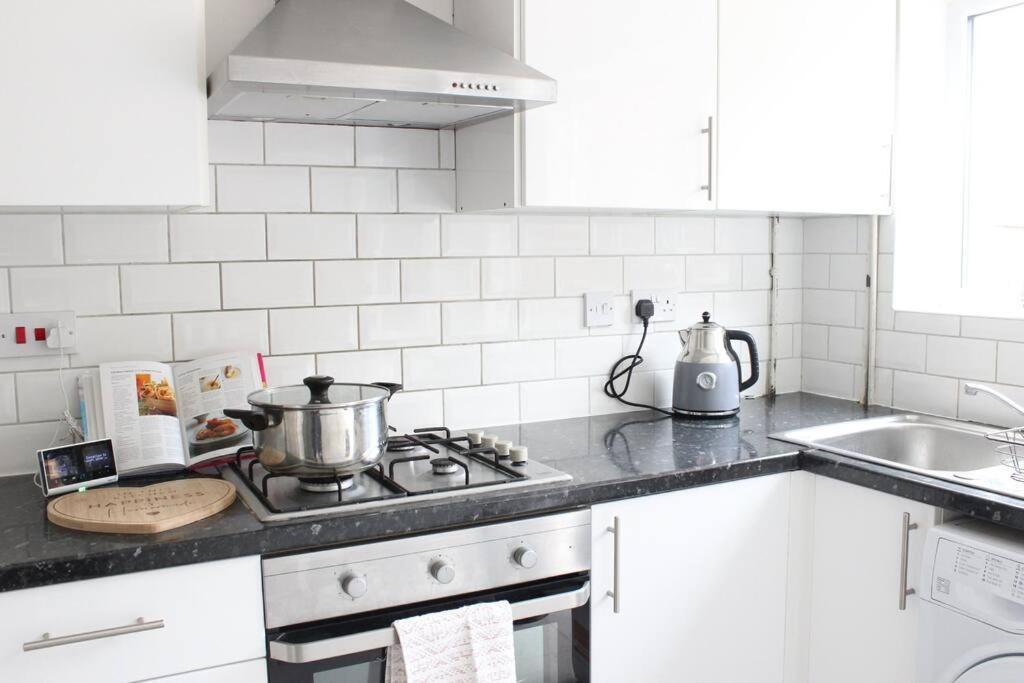 Private & Comfortable 2 Bedroom Home Away From Home Stanwell Εξωτερικό φωτογραφία